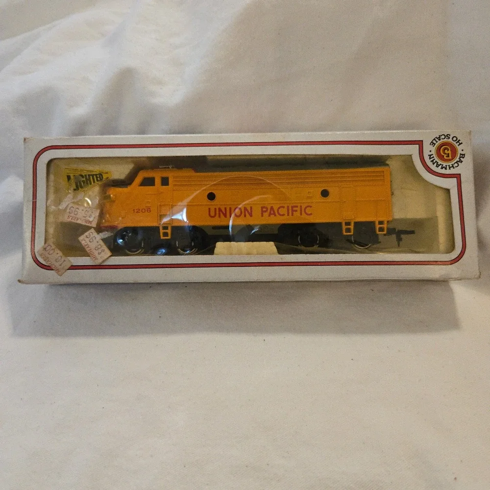 Vtg Bachmann EMD F9 Diesel Union Pacific Yellow HO Scale Electric Train 70s 1206